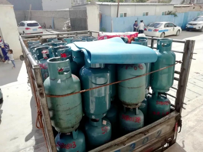 液化石油气黑窝点专项整治 玉龙县查获非法液化石油气钢瓶117只 (1).jpg