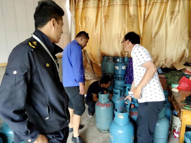 液化石油气黑窝点专项整治 玉龙县查获非法液化石油气钢瓶117只 (2).jpg