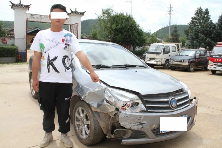 肇事逃逸还敢驾驶上路 心存侥幸被抓个正着 (2).jpg