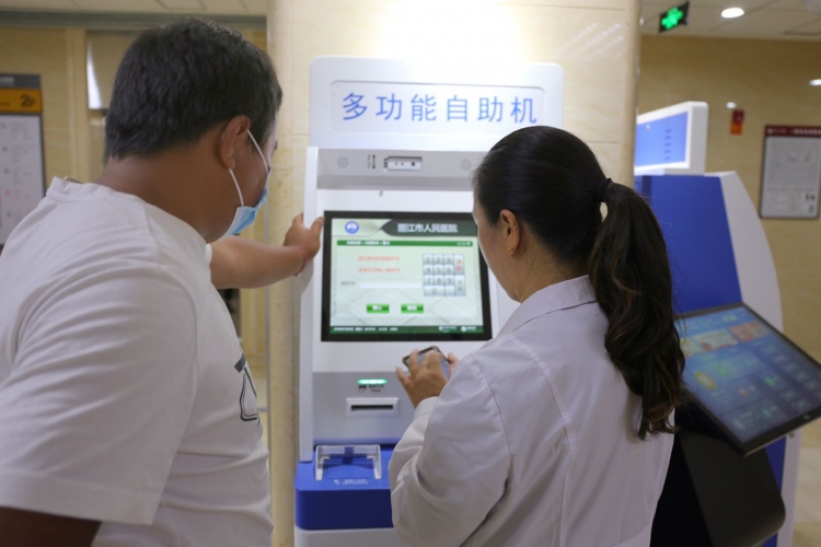 丽江市人民医院诊间支付系统开始试运行  从此不用再去排队交费啦 (5).jpg