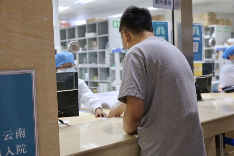 丽江市人民医院诊间支付系统开始试运行  从此不用再去排队交费啦 (4).jpg