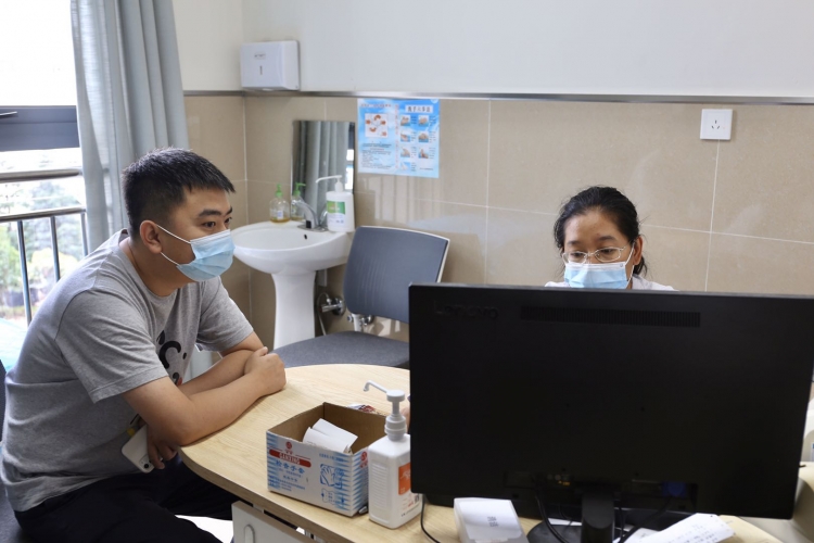 丽江市人民医院诊间支付系统开始试运行  从此不用再去排队交费啦 (3).jpg