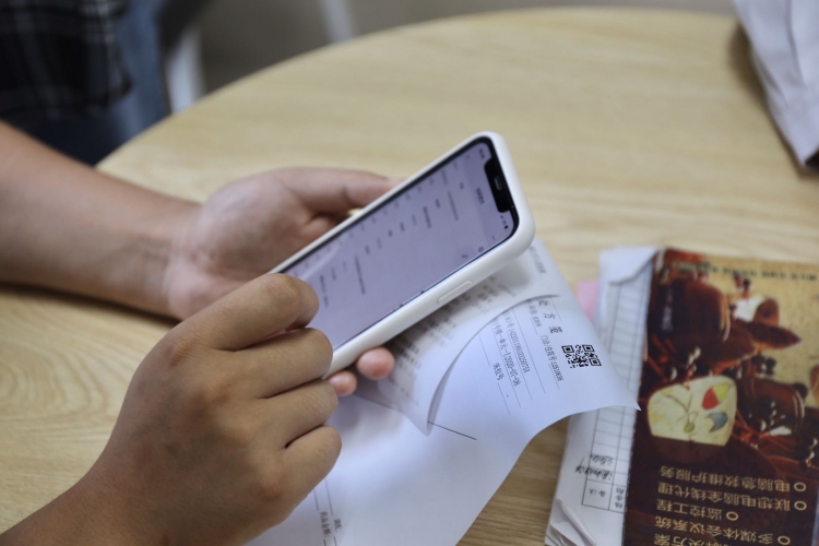 丽江市人民医院诊间支付系统开始试运行  从此不用再去排队交费啦 (7).jpg