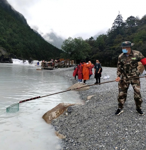 游客贵重物品不慎掉入白水河 玉龙雪山景区工作人员打捞半小时2.jpg