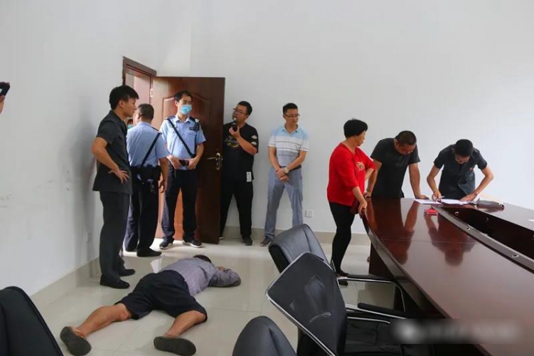 阻扰法院查封房产 华坪煤老板戏精上身1.jpg