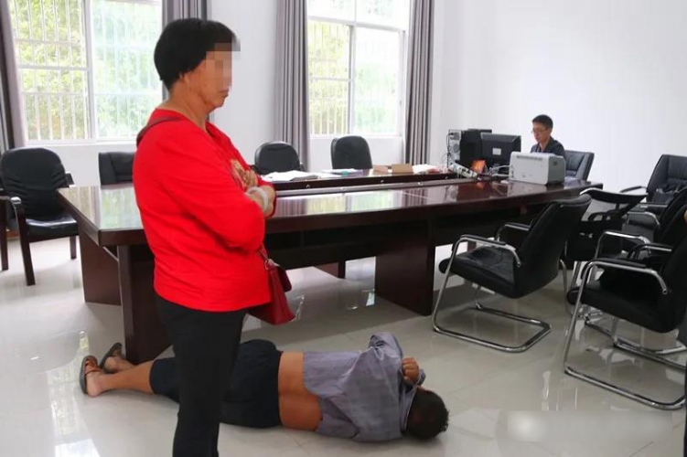 阻扰法院查封房产 华坪煤老板戏精上身3.jpg