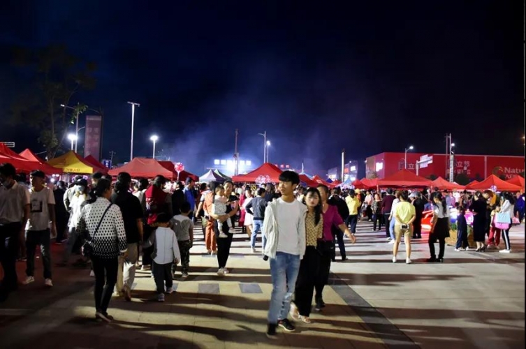 嘉和城夜市日均交易额高达100万元！烧烤摊一夜赚18000元！ (2).jpg