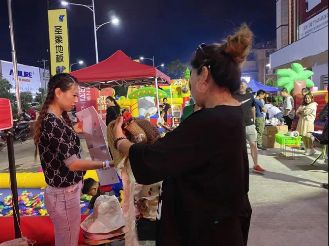 嘉和城夜市日均交易额高达100万元！烧烤摊一夜赚18000元！ (4).jpg