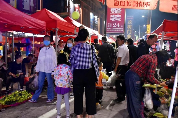 嘉和城夜市日均交易额高达100万元！烧烤摊一夜赚18000元！ (10).jpg