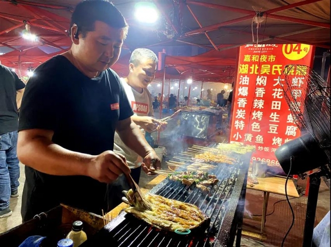 嘉和城夜市日均交易额高达100万元！烧烤摊一夜赚18000元！ (8).jpg