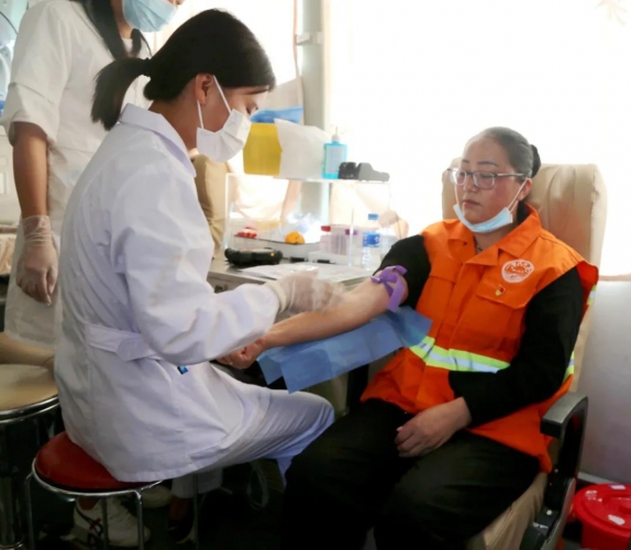 丽江血库告急！50余名城市美容师撸袖献“热血” (3).jpg