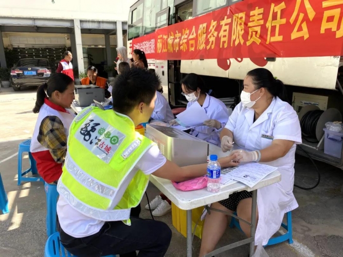 丽江血库告急！50余名城市美容师撸袖献“热血” (2).jpg