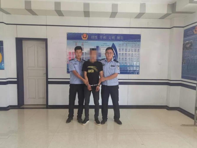 家暴、猥亵女性，警察叔叔送你一副手铐 (1).jpg