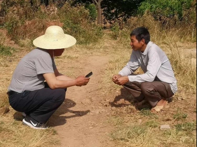 大山深处的“白发老陈” (2).jpg