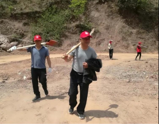 大山深处的“白发老陈” (1).jpg