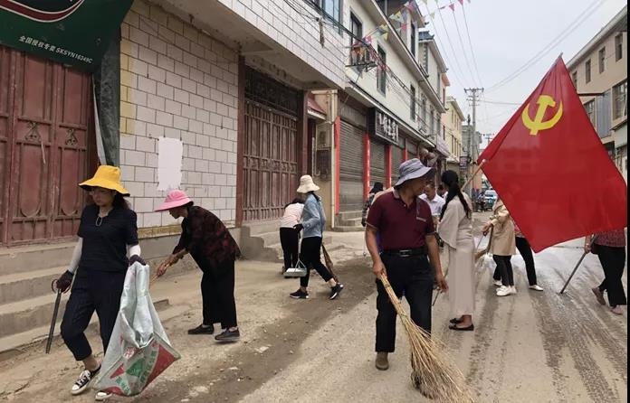 三川镇组织开展“周五卫生大扫除”活动，500余人参与 (3).jpg