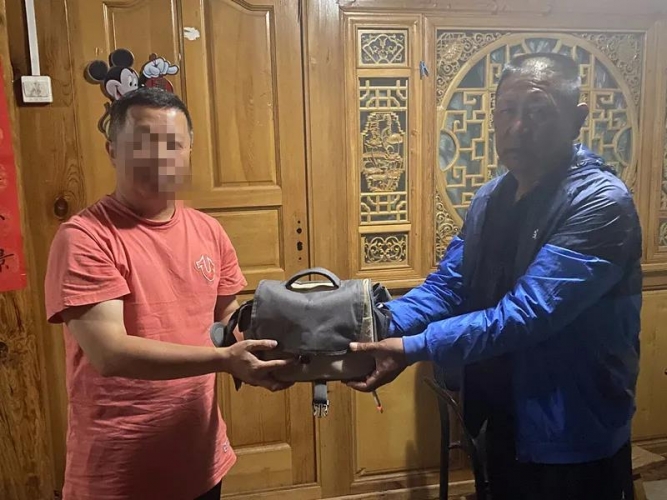 因吃泡面，丢失尼康相机和1万元现金 (3).jpg