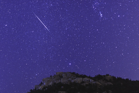 陪你去看流星雨！“圣洛朗的眼泪”世界各国的“坠”美瞬间 (1).png