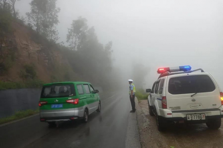 暴雨无情 交警暖心，向暴雨中的逆行者致敬！ (2).jpg