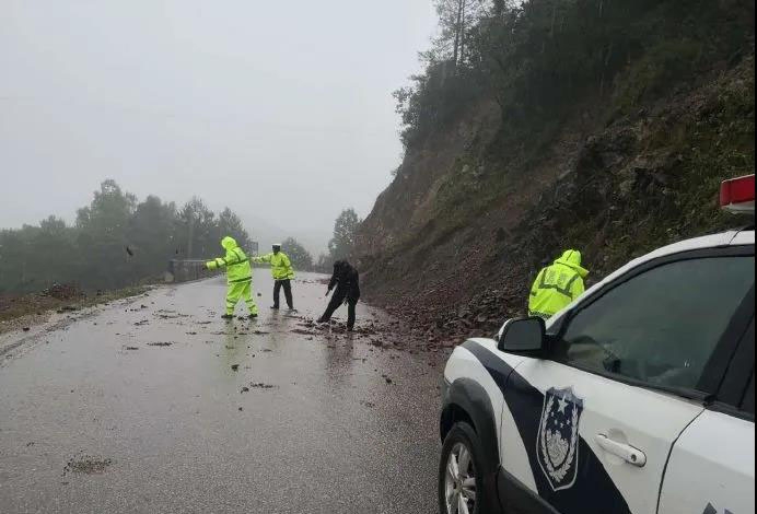 暴雨无情 交警暖心，向暴雨中的逆行者致敬！ (1).jpg