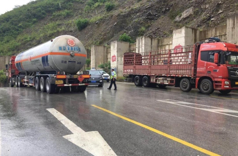 暴雨无情 交警暖心，向暴雨中的逆行者致敬！ (7).jpg