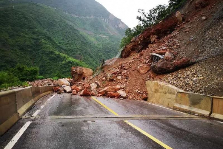 暴雨无情 交警暖心，向暴雨中的逆行者致敬！ (5).jpg
