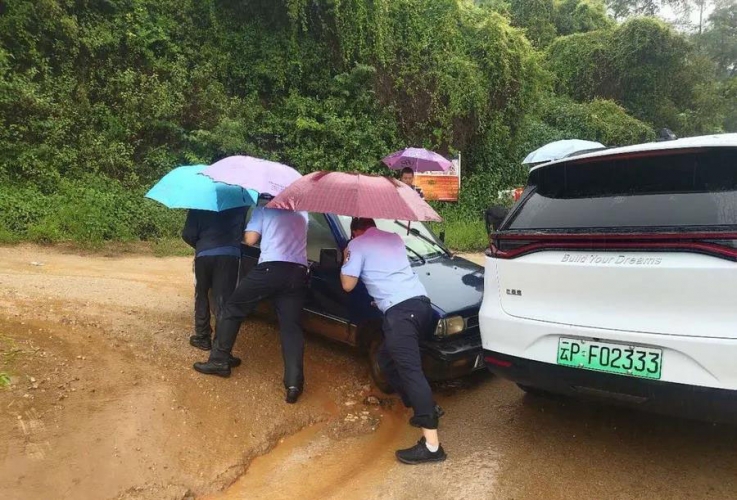 暴雨无情 交警暖心，向暴雨中的逆行者致敬！ (6).jpg