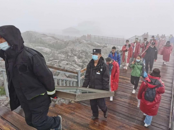 温州女孩游玩时把手机弄丢，雪山工作人员在海拔4680米找到手机 (3).jpg