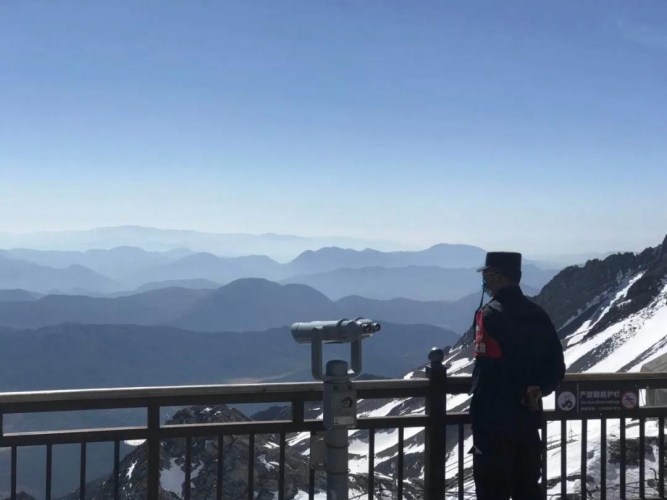 温州女孩游玩时把手机弄丢，雪山工作人员在海拔4680米找到手机 (2).jpg