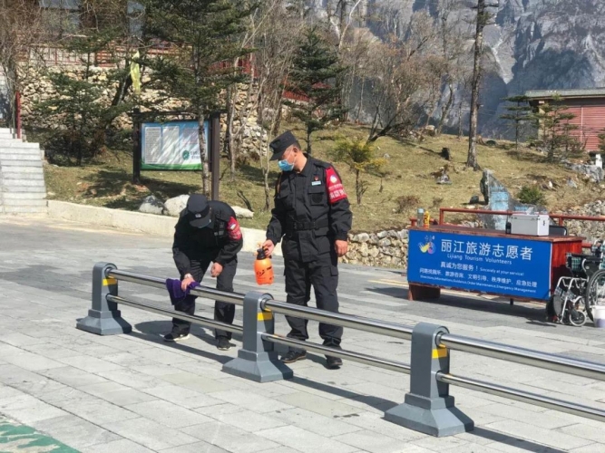 温州女孩游玩时把手机弄丢，雪山工作人员在海拔4680米找到手机 (4).jpg