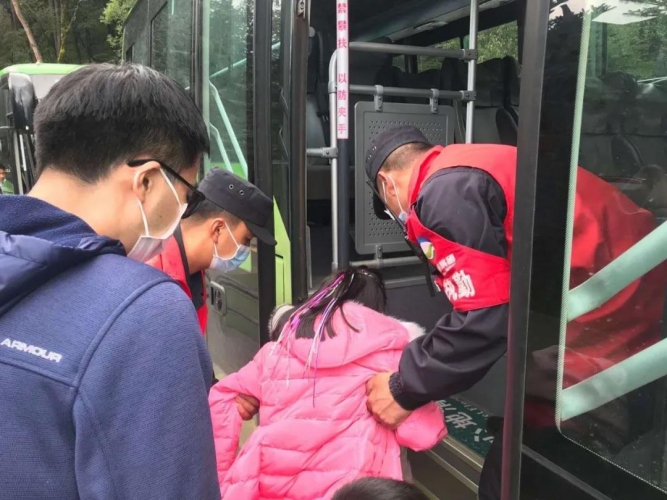 温州女孩游玩时把手机弄丢，雪山工作人员在海拔4680米找到手机 (5).jpg