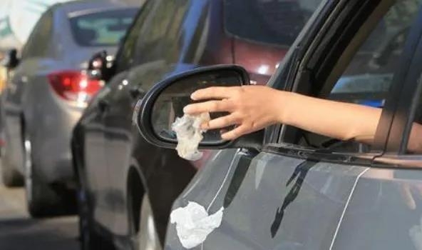 丽江一车辆不仅违停还往车窗抛垃圾 (1).jpg