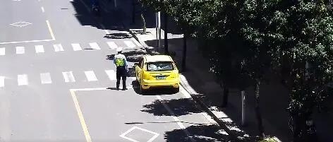 丽江一车辆不仅违停还往车窗抛垃圾 (3).jpg