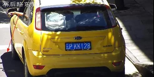 丽江一车辆不仅违停还往车窗抛垃圾 (2).jpg