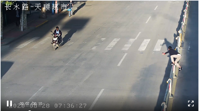 不走寻常路！行人翻越隔离栏，交警已在行动 (2).png