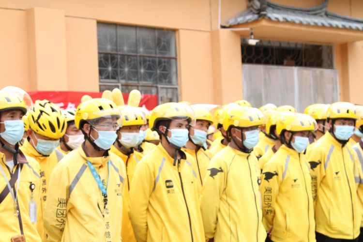 争当文明骑手，外卖小哥送餐把“文明”带上路 (1).jpg