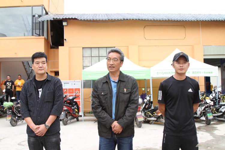 争当文明骑手，外卖小哥送餐把“文明”带上路 (2).jpg