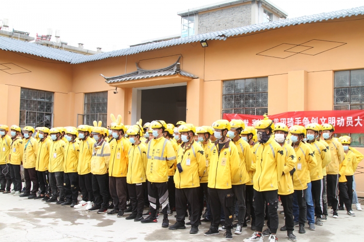 争当文明骑手，外卖小哥送餐把“文明”带上路 (3).jpg