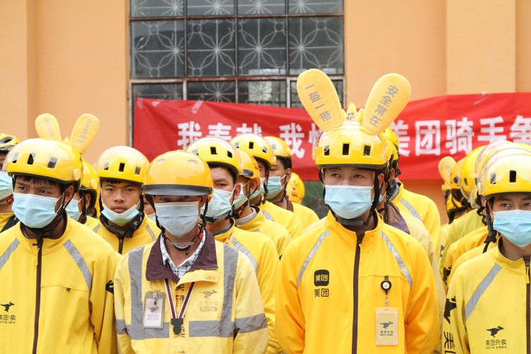 争当文明骑手，外卖小哥送餐把“文明”带上路 (4).jpg