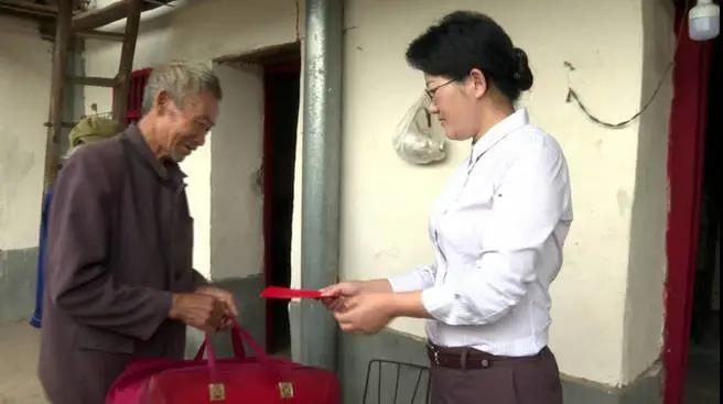 庞新秀实地了解受灾情况，鼓励村民要积极开展生产自救 (1).jpg