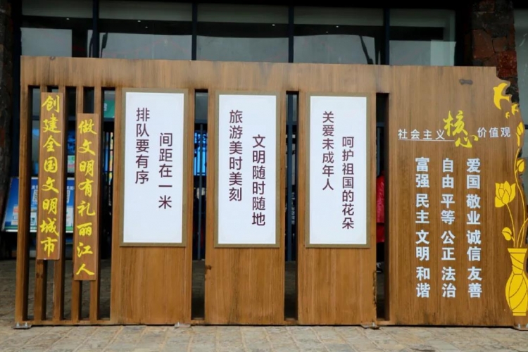 雪山焕然一新，身体力行、感染了游客也赢得了游客的点赞 (7).jpg