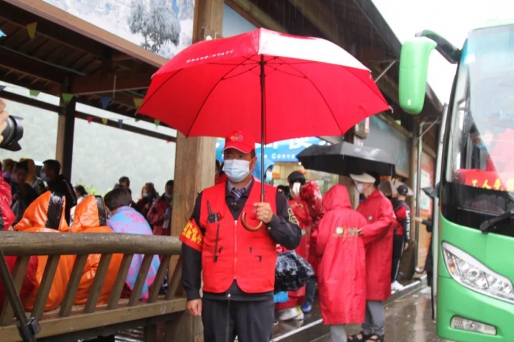 雪山焕然一新，身体力行、感染了游客也赢得了游客的点赞 (10).jpg