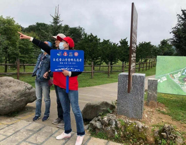 雪山焕然一新，身体力行、感染了游客也赢得了游客的点赞 (15).jpg