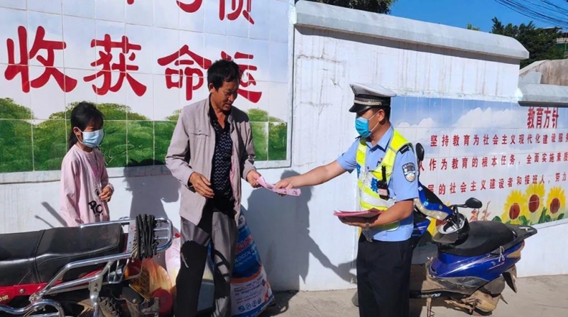 华坪交警落实四个强化，做好秋季辖区道路交通安全管理工作 (1).jpg