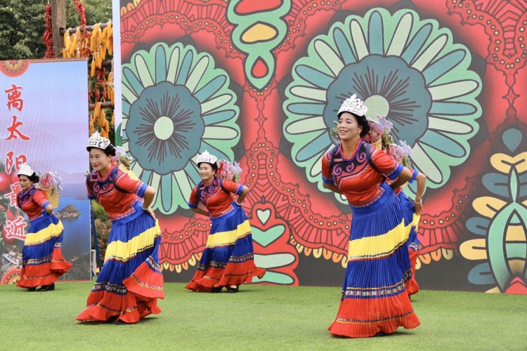 离太阳最近 离城市最远的宁蒗蜂蜜苹果亮相丽江古城2.jpg