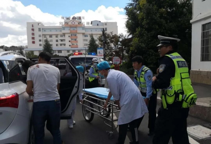 节日英雄出游在外不怕难，有他们在 (4).jpg