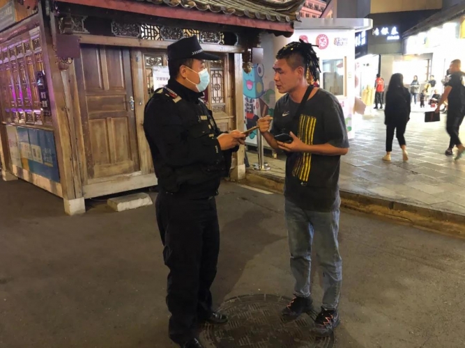 节日英雄看！那些不期而遇的温暖..... (3).jpg