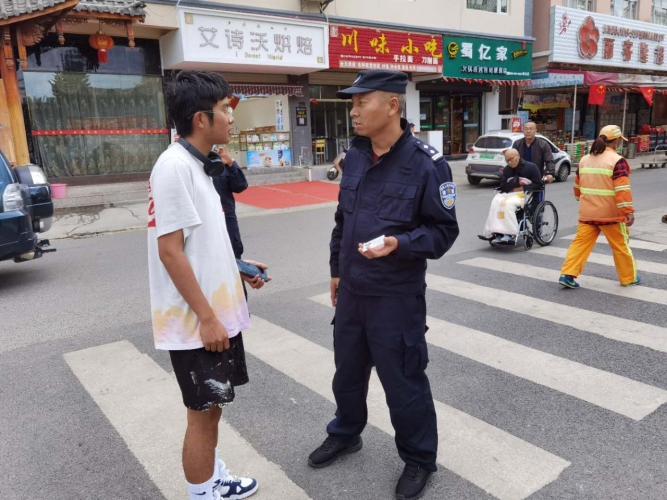 节日英雄看！那些不期而遇的温暖..... (2).jpg