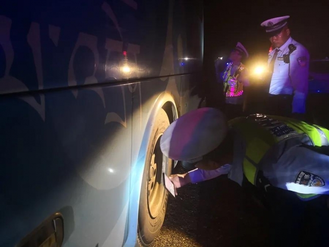 节日英雄！游客游客眼中最靓的仔：泸沽湖交警 (1).jpg