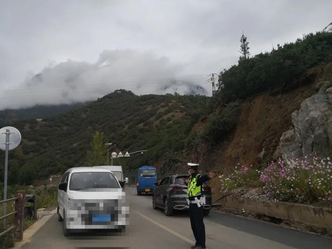 节日英雄！游客游客眼中最靓的仔：泸沽湖交警 (4).jpg